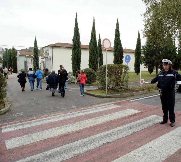 Con le auto fra le tombe scattano i controlli dei vigili 