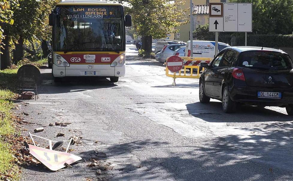 In via Pietrasantina un mese di lavori 