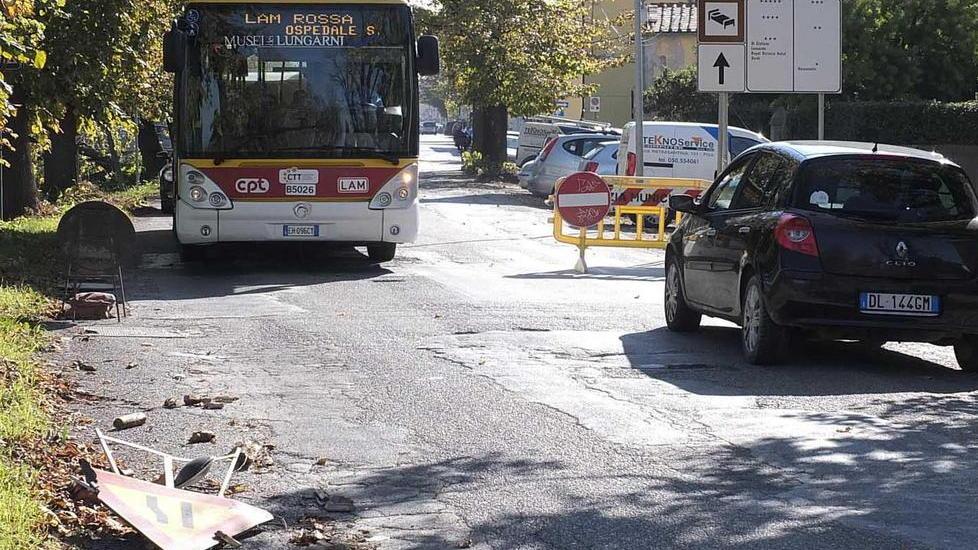 In via Pietrasantina un mese di lavori