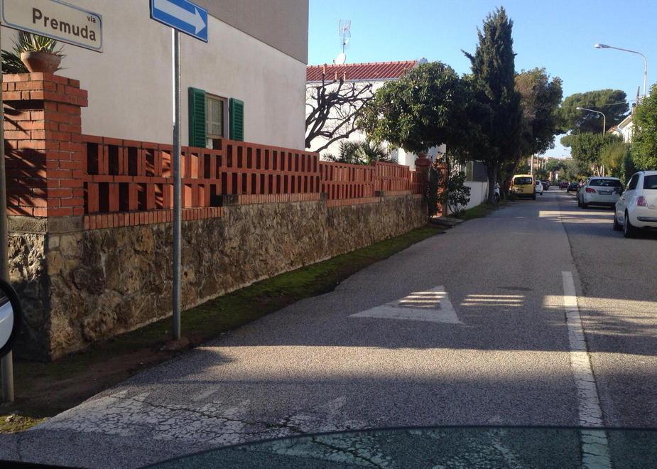 Caos viabilità al Villaggio tra cartelli vecchi e nuovi 