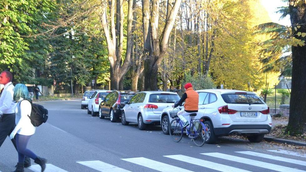 Tutti in fila per il treno il piano-stazione ha retto