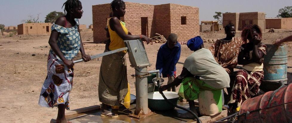 In partenza dal porto una trivella per il Burkina 