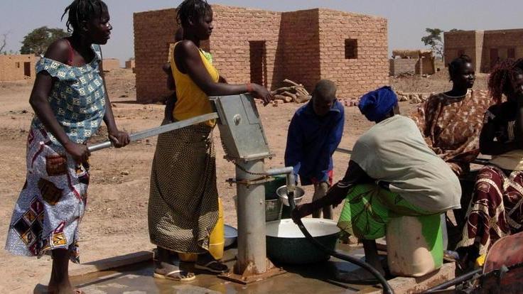 In partenza dal porto una trivella per il Burkina