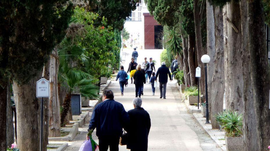Ricorrenza dei defunti, divieto di fermata per le auto