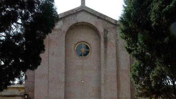 Cappella del cimitero chiusa: forse riaprirà tra un anno
