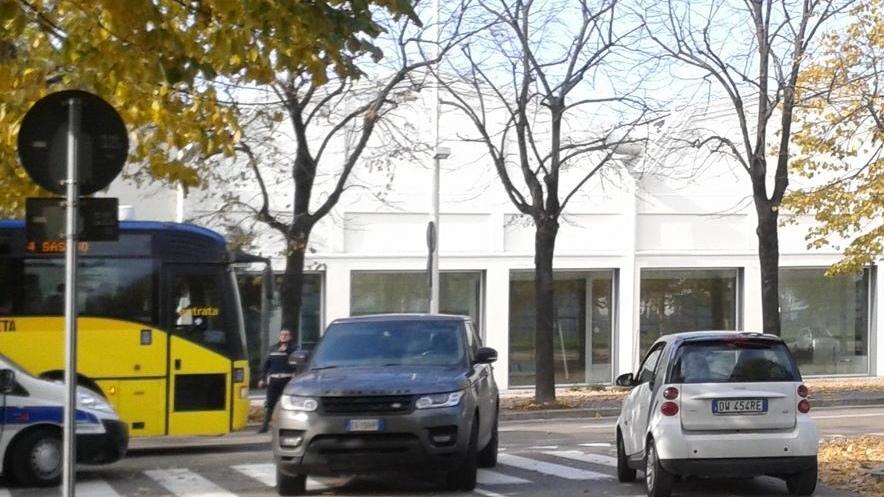 Donna sulle strisce travolta da Suv
