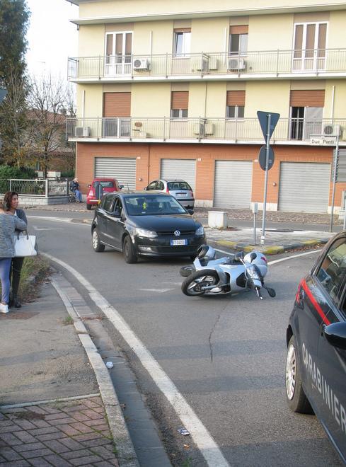 Rotatoria via Cavata-2 Ponti: moto si schianta contro auto 