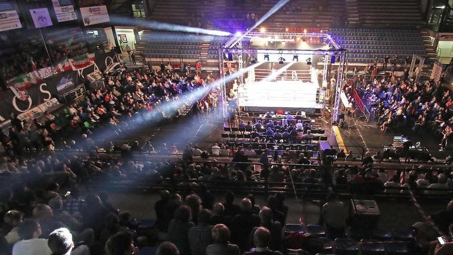 Tanti tifosi, ma platea divisa e se non fossero arrivati da fuori...