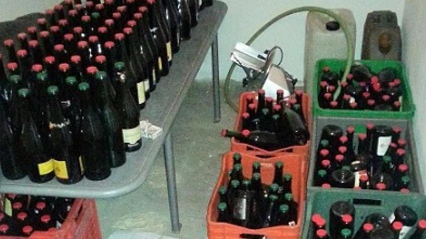 Ladri fuggono a piedi abbandonando 500 bottiglie di vino