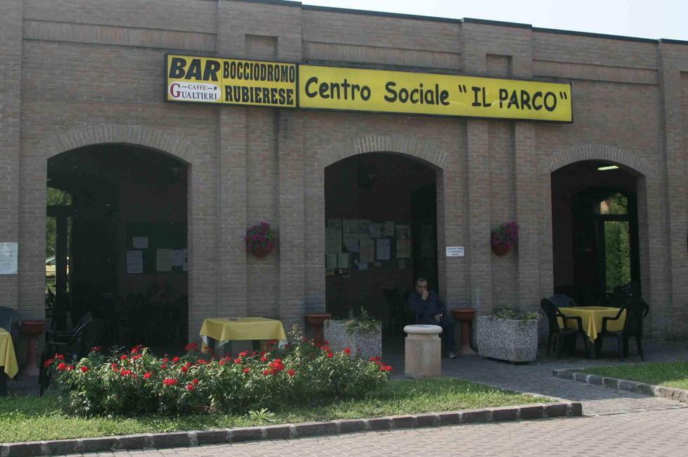 Ladri al bar bocciodromo rubano soldi e formaggio 