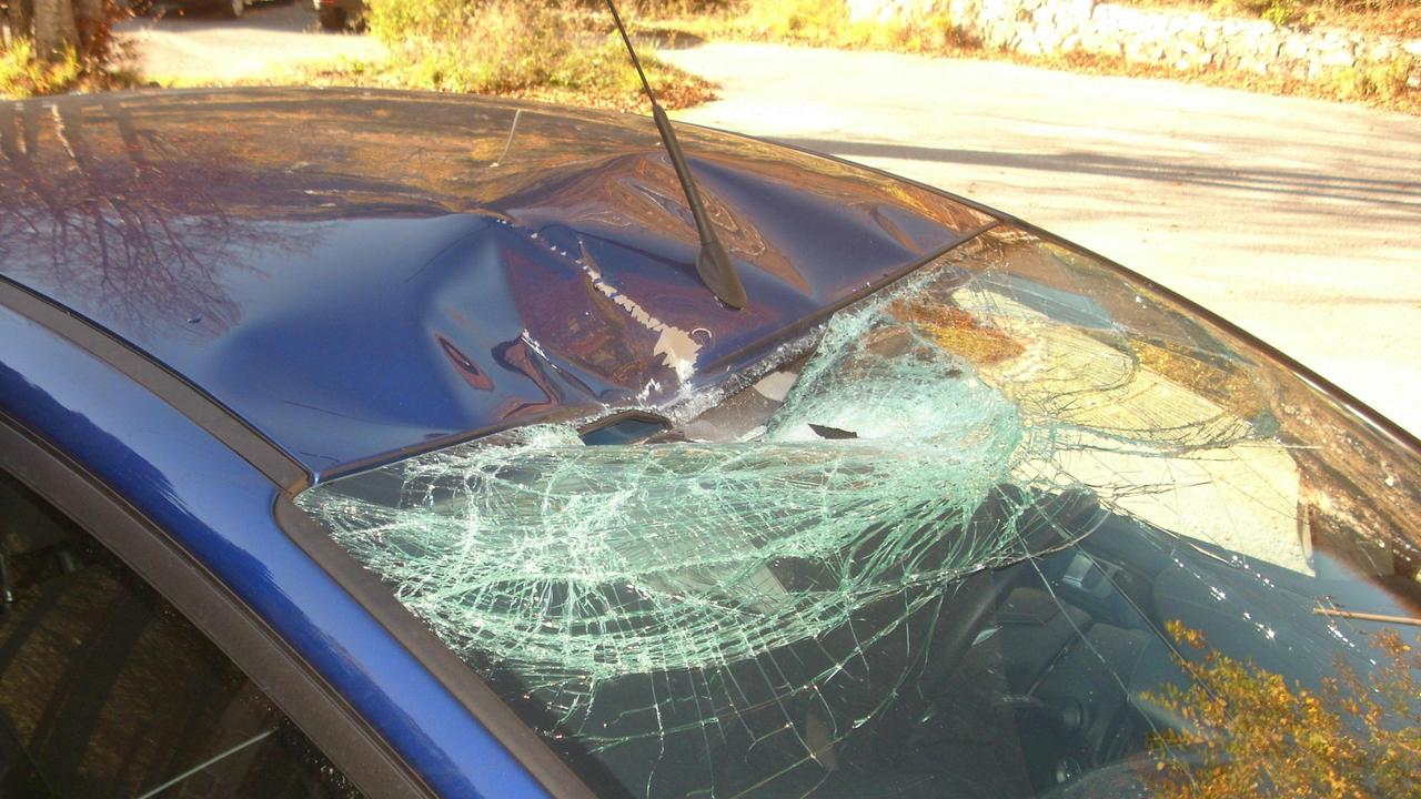 Il vetro dell'auto distrutto dal masso
