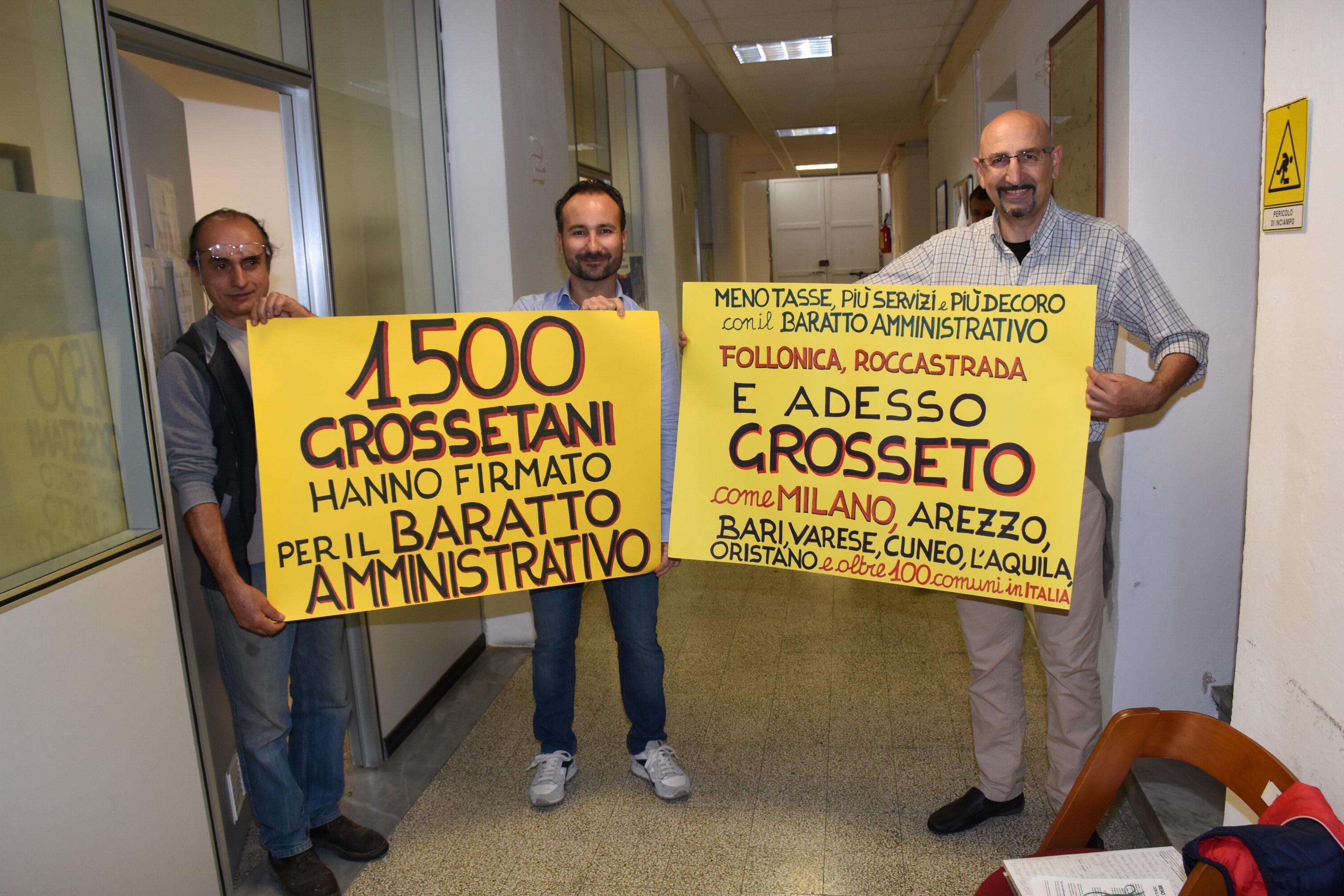 Matteo Della Negra al centro presenta in Comune per le firme per il baratto amministrativo (foto Bf)