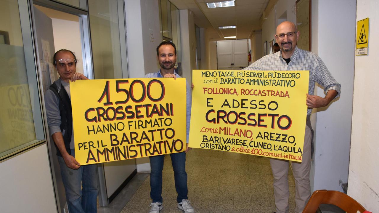 Matteo Della Negra al centro presenta in Comune per le firme per il baratto amministrativo (foto Bf)