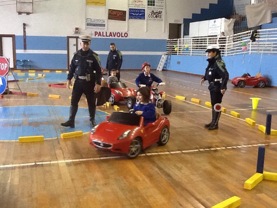 Una delle lezioni di educazione stradale tenute dalla polizia locale di Olbia 