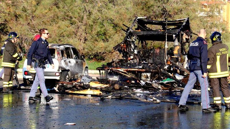 Il camper incendiato (Marzi Pentafoto)