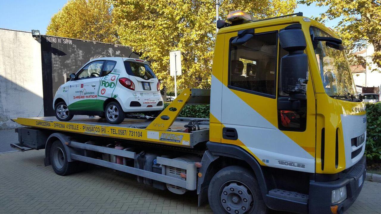 L'auto ecologica in dotazione al Comune di Cascina viene rimossa con il carro attrezzi