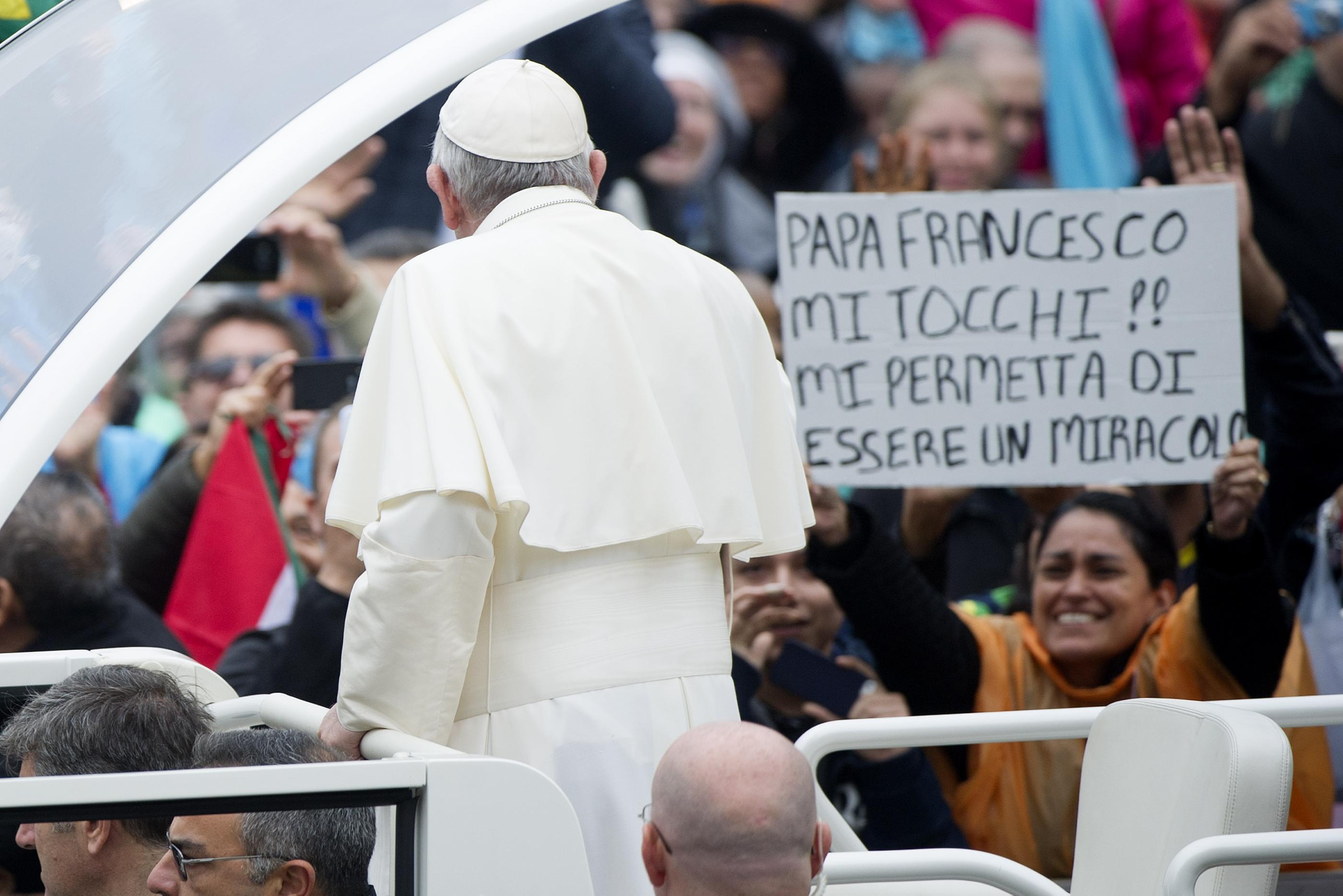 Papa Francesco in mezzo alla folla 