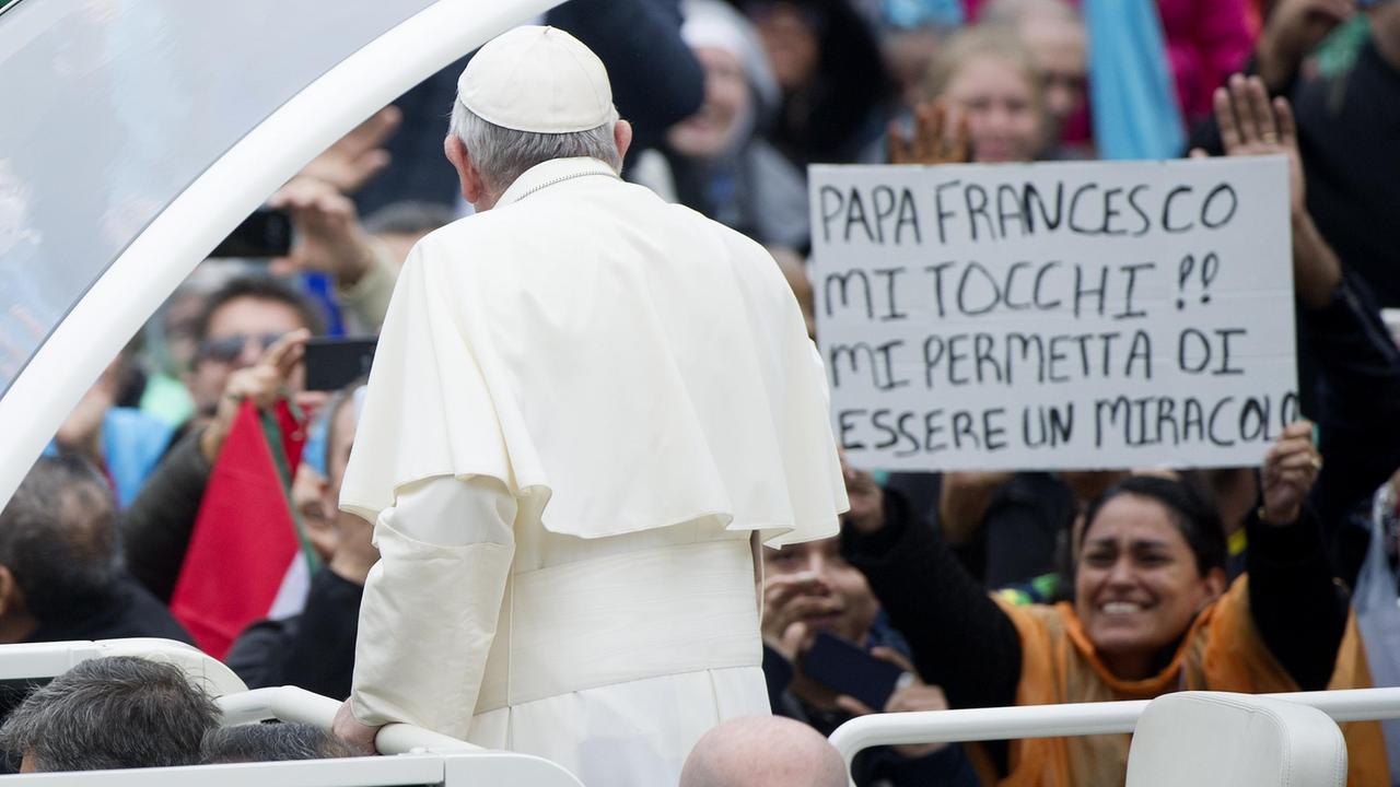 Papa Francesco in mezzo alla folla
