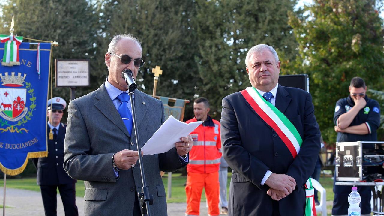 Massimiliano Massimi con il sindaco di Ponte Buggianese all'inaugurazione deo monumento dedicato alle vittime della strada (Foto Nucci)
