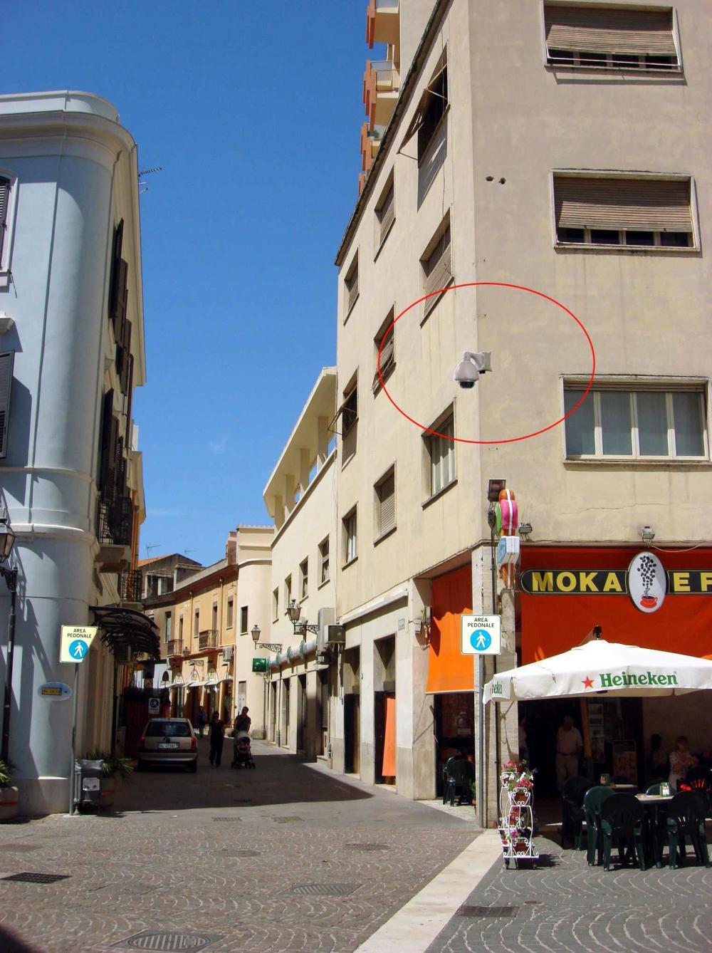 Una telecamera di videosorveglianza in piazza Roma