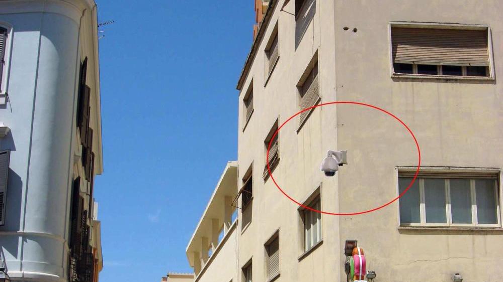 Una telecamera di videosorveglianza in piazza Roma