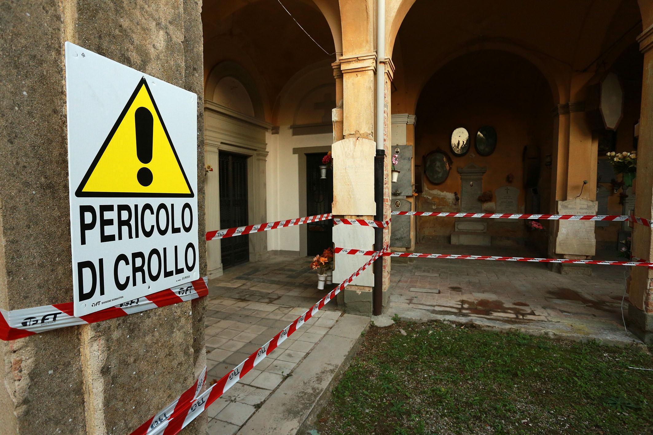 Il cartello affisso al cimitero monumentale (foto agenzia Carlo Sestini)