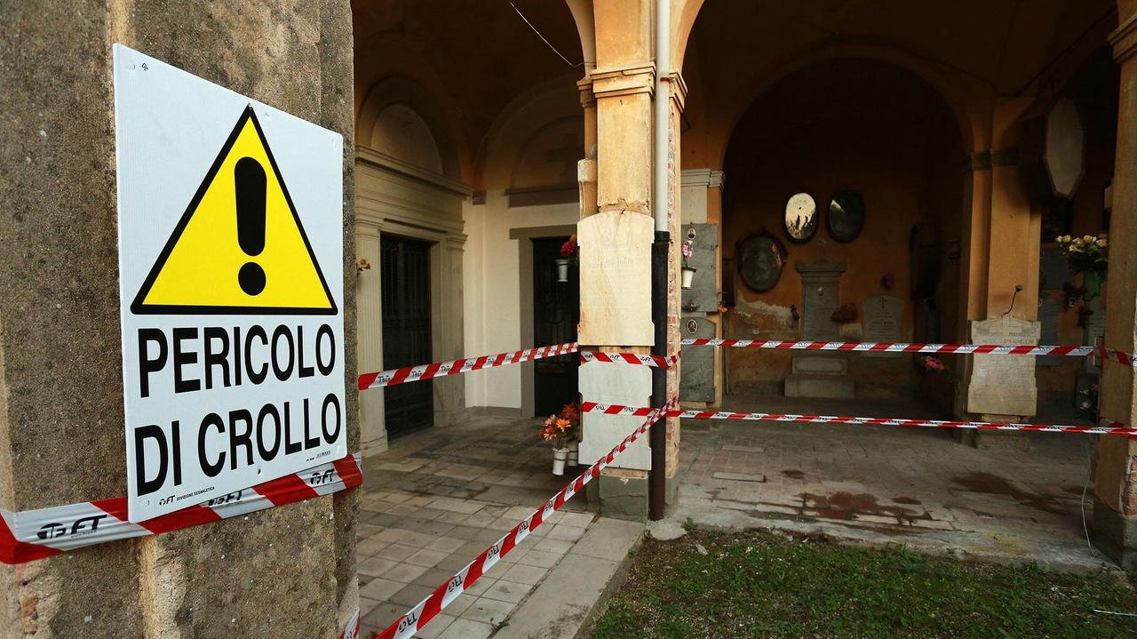 Il cartello affisso al cimitero monumentale (foto agenzia Carlo Sestini)