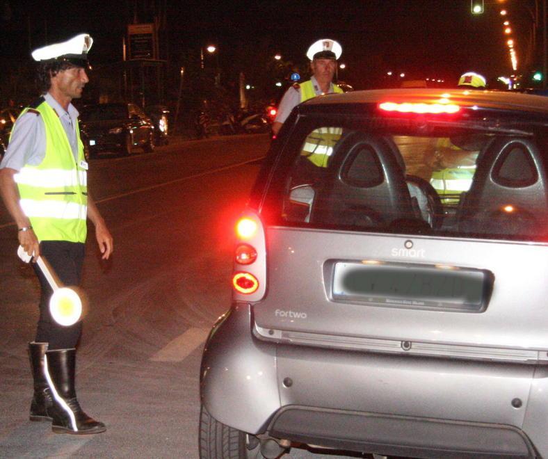 Settantenne fugge all’alt, non aveva l’assicurazione
