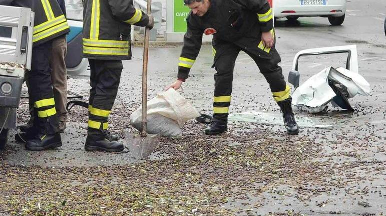Cade dalla moto per le olive sulla strada