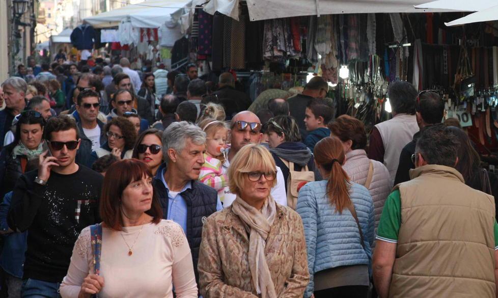 Tanta gente alla fiera di Ognissanti