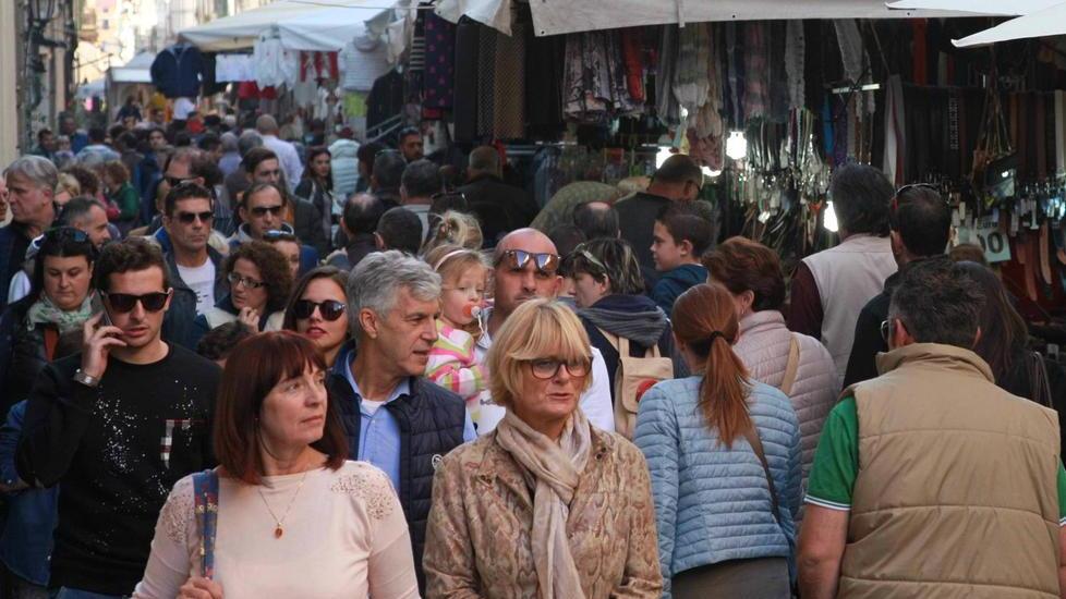 Tanta gente alla fiera di Ognissanti