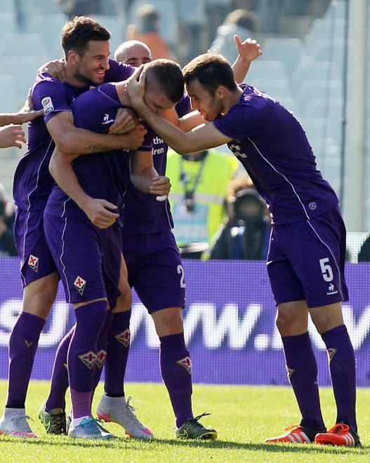 Viola, tutto facile: aggancio in vetta 