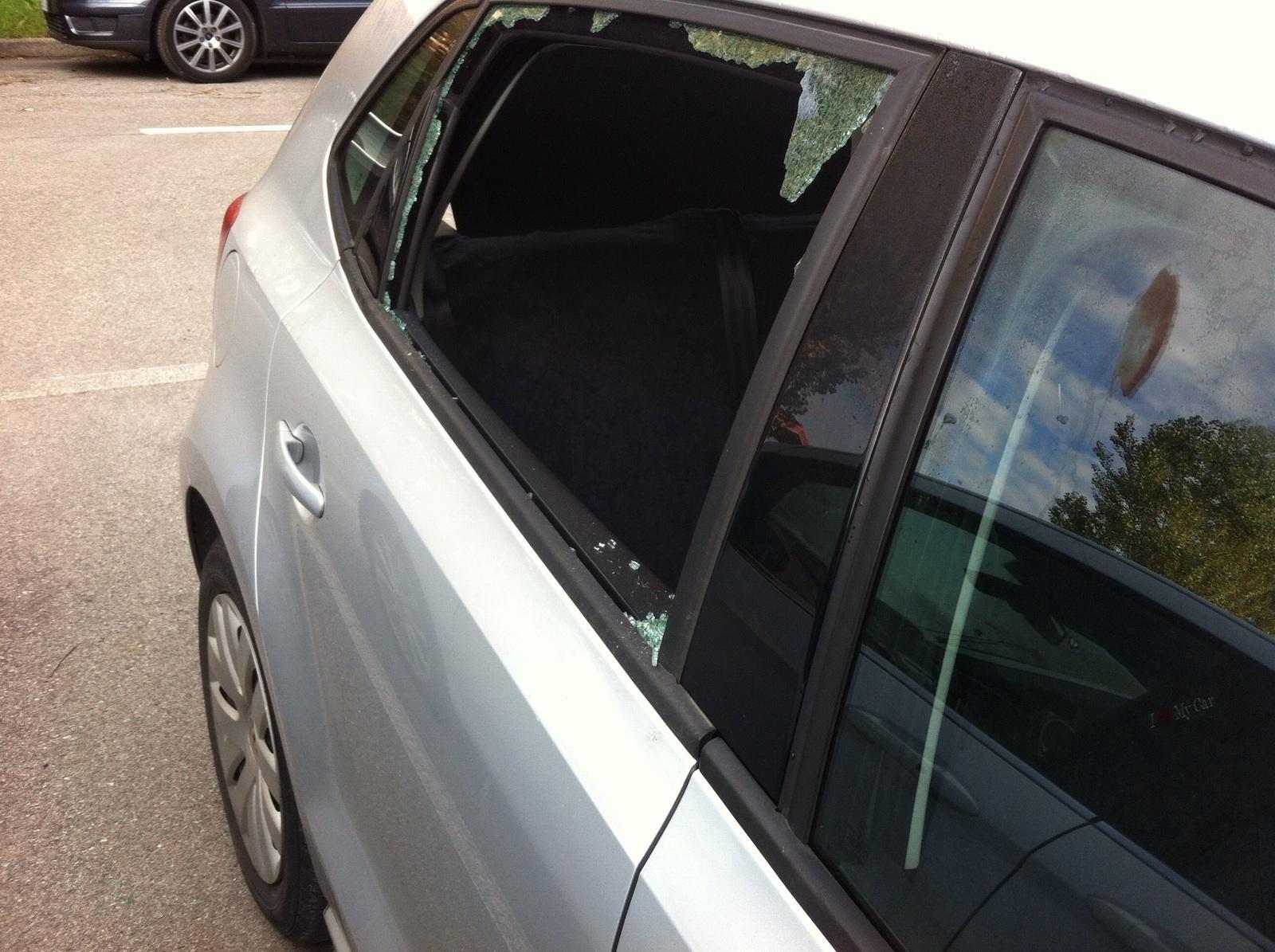 Un'auto danneggiata dai ladri