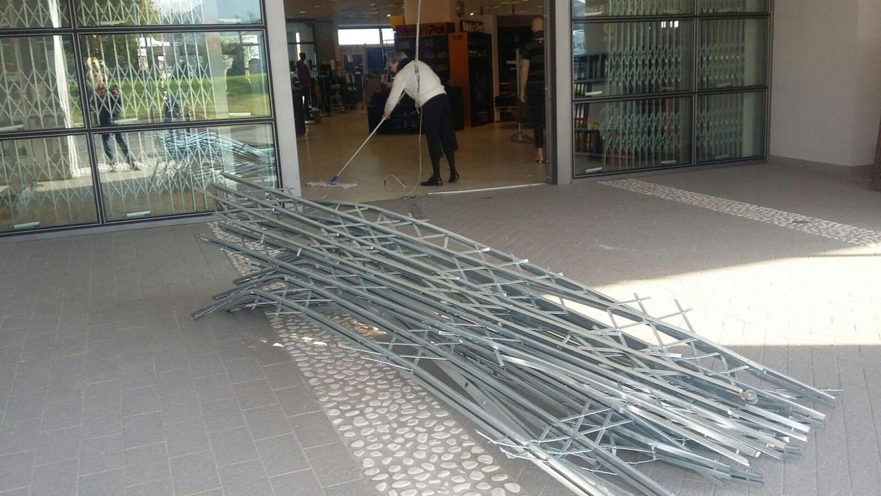 Sfondano la vetrata e fanno razzia di vestiti