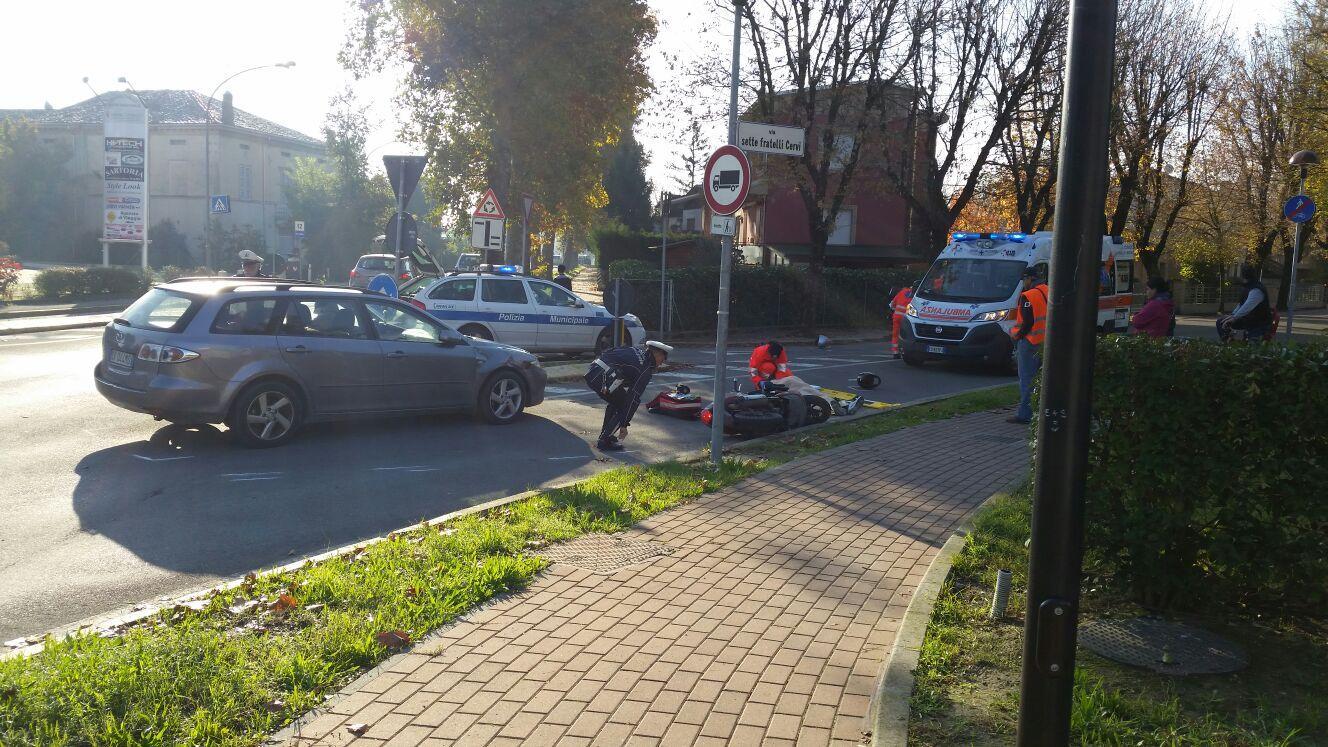 Scontro fra auto e scooter, tre persone ferite