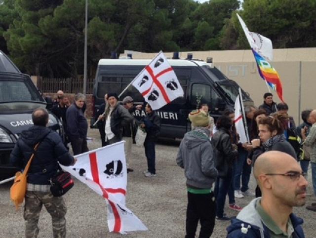 No a Trident Juncture, sale la tensione a Capo Teulada: manifestano in mille