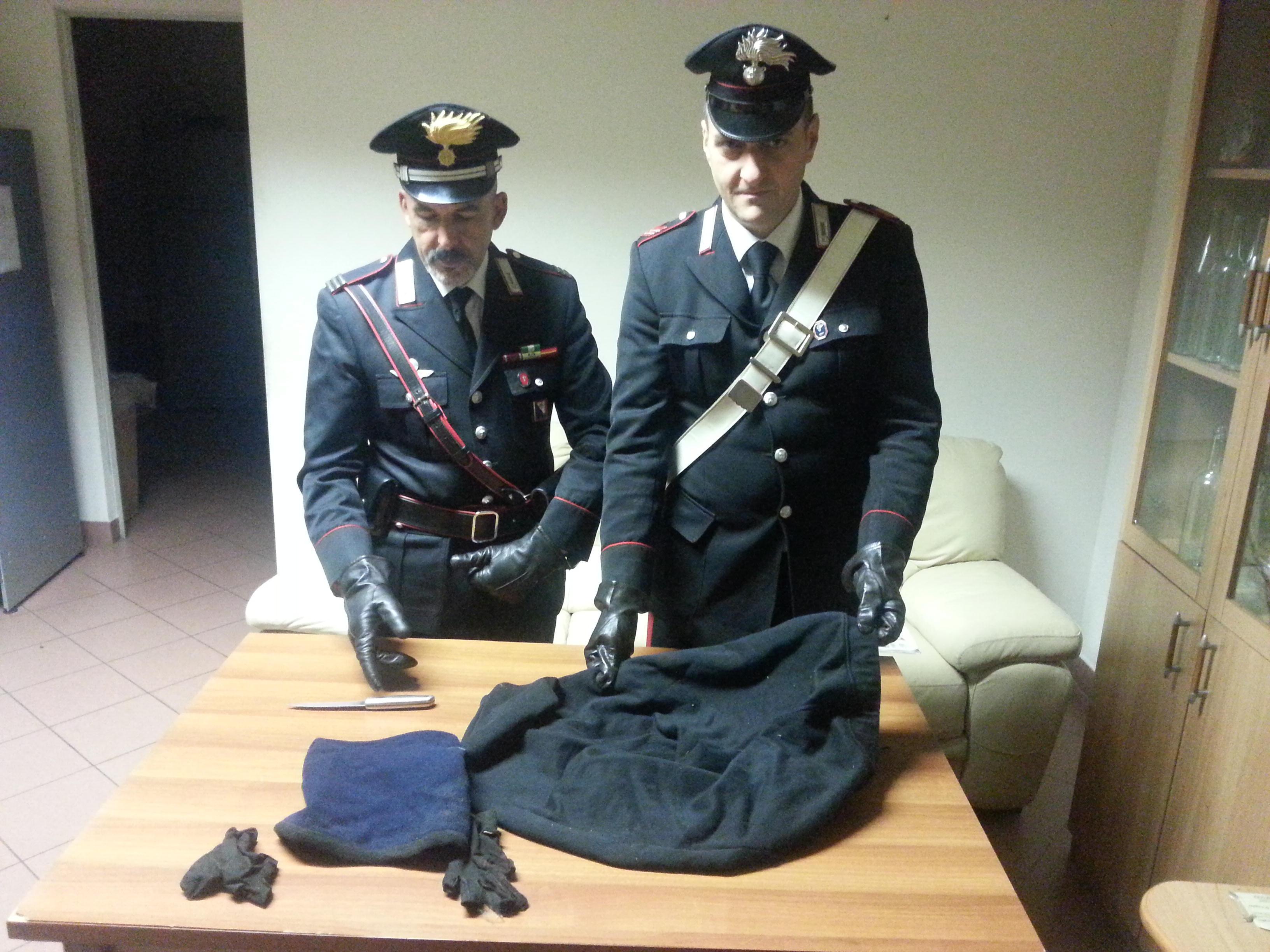 I carabinieri mostrano il coltello, i passamontagna e i guanti sequestrati