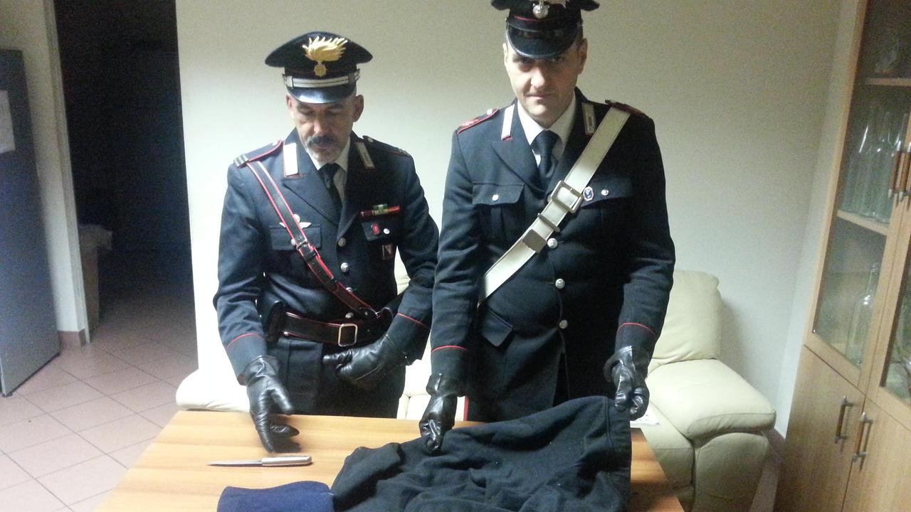 I carabinieri mostrano il coltello, i passamontagna e i guanti sequestrati
