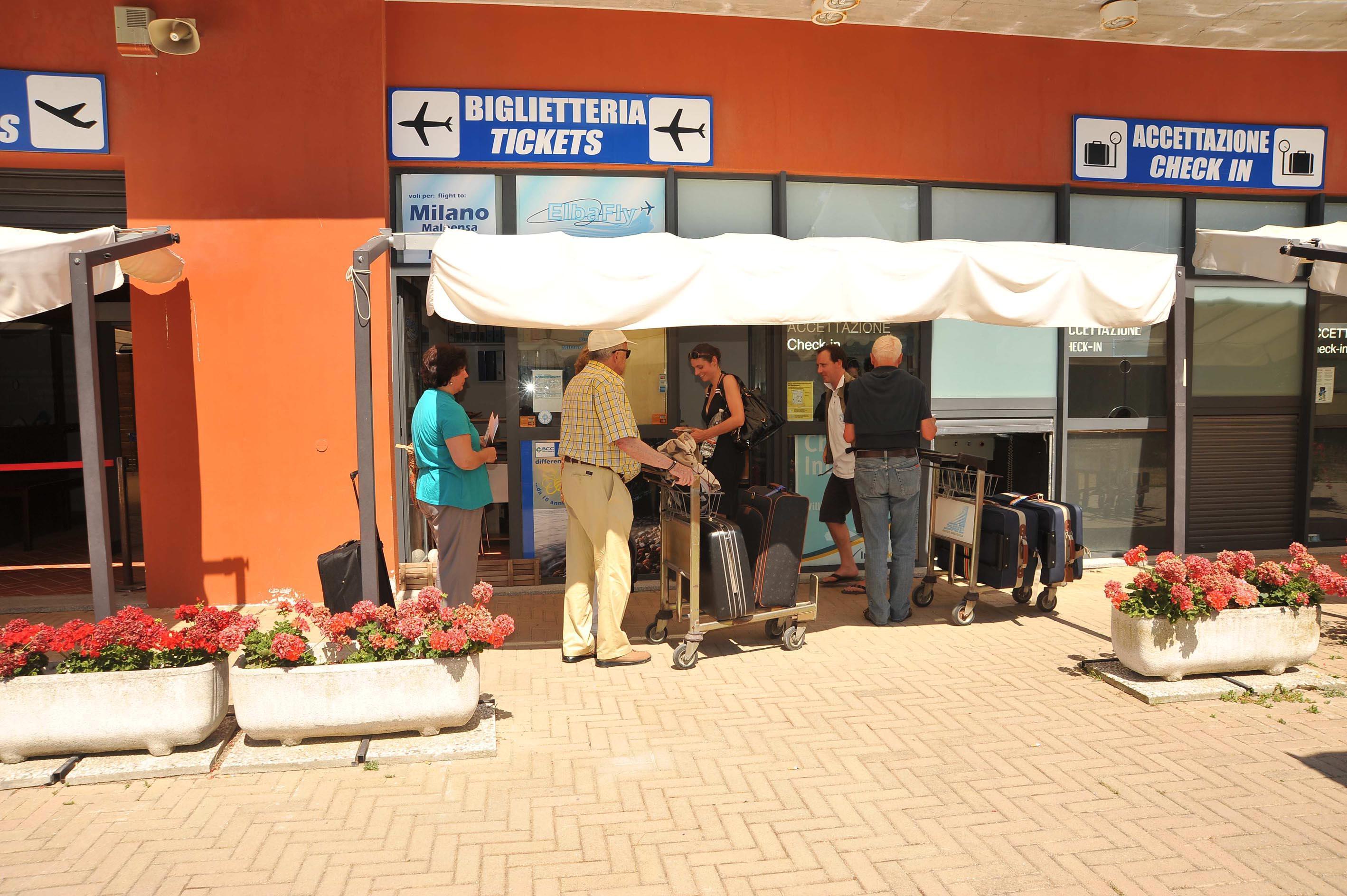 La biglietteria dell'aeroporto di Campo (foto di Gio' Di Stefano) 