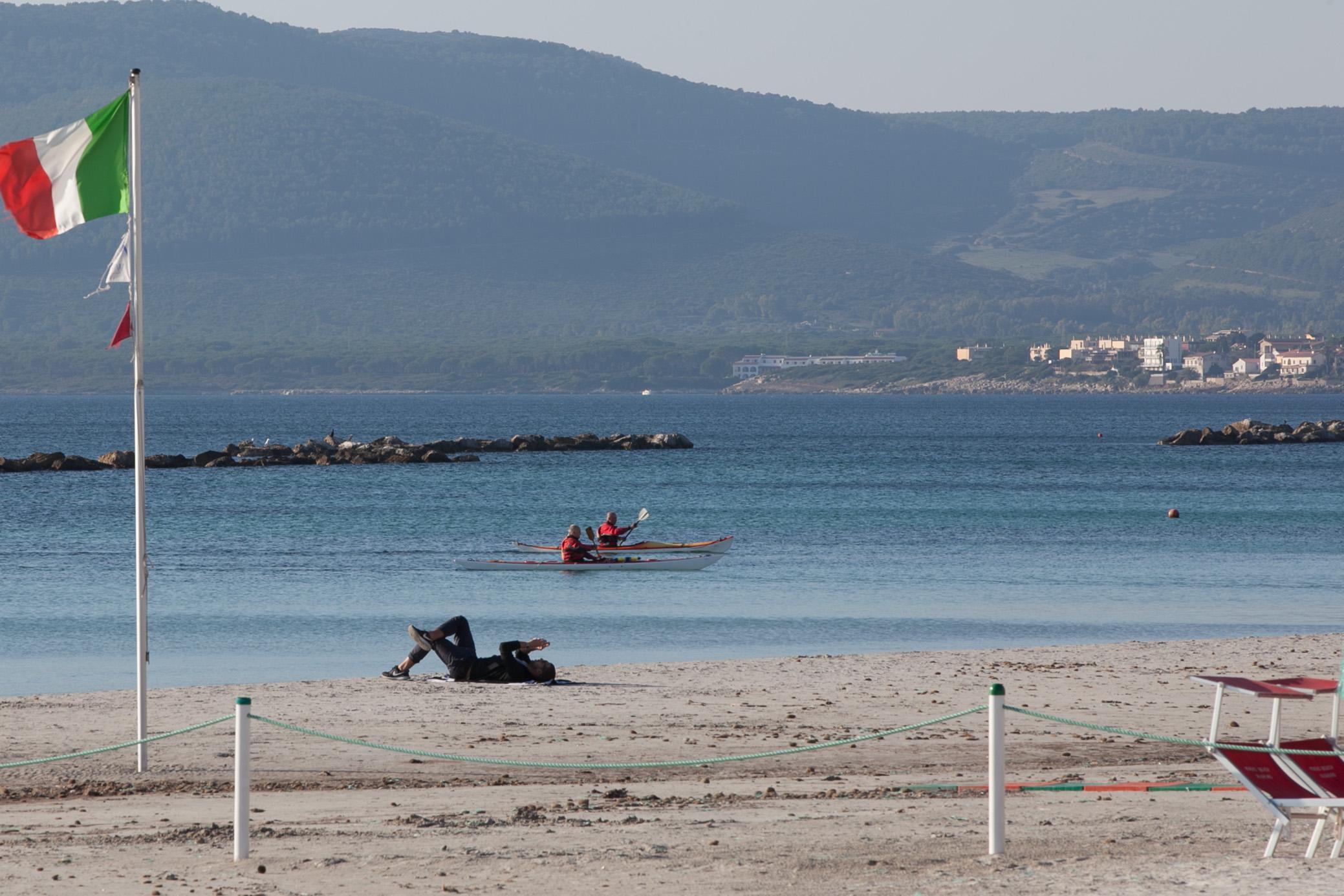 Alghero, gente al mare ai primi di novembre: è l'estate di San Martino