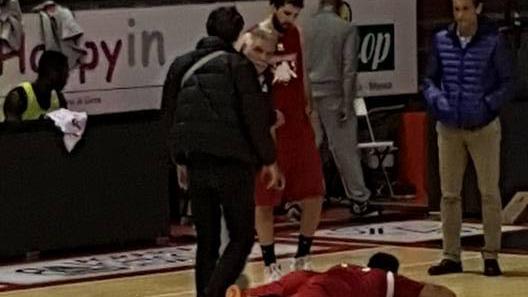 Thornton a terra dopo l'infortunio (dal gruppo Facebook della Baraonda)