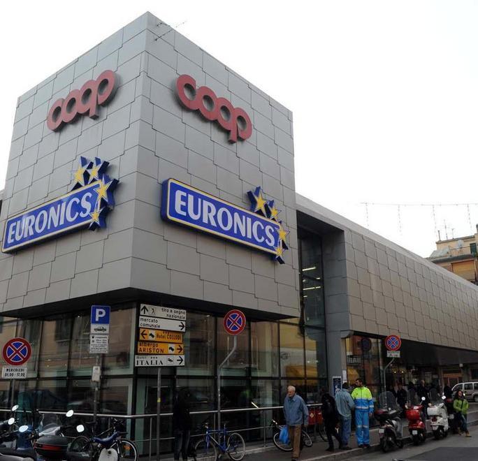 Serie di borseggi alla Coop 