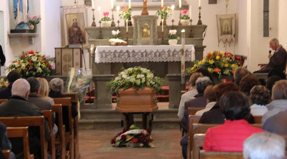 Tanta gente ai funerali di Albano Fini