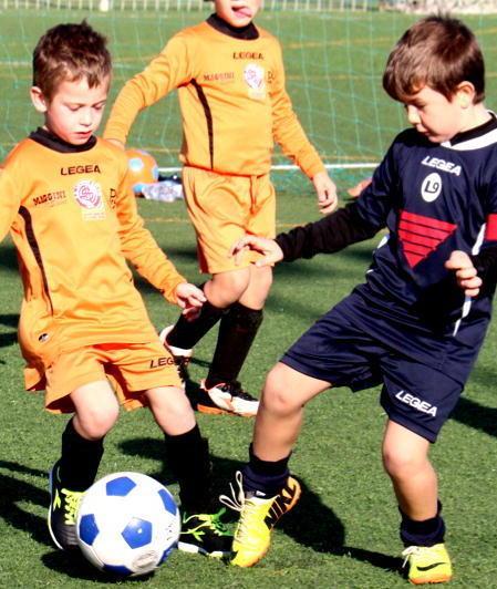 Sei anni e la gioia di inseguire un pallone 