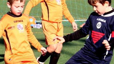 Sei anni e la gioia di inseguire un pallone