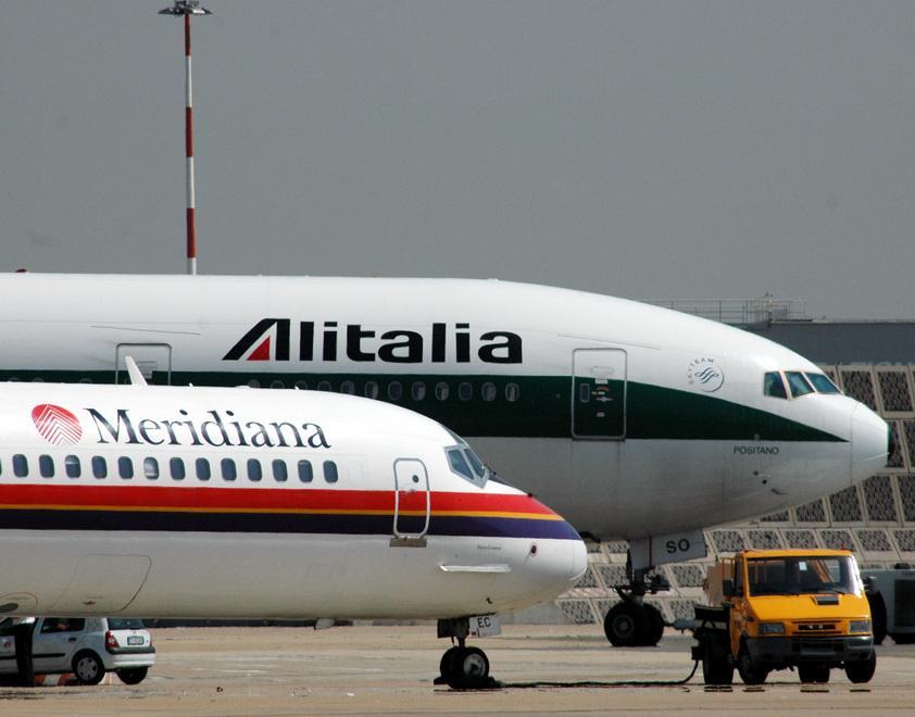 Aerei di Alitalia e Meridiana in pista