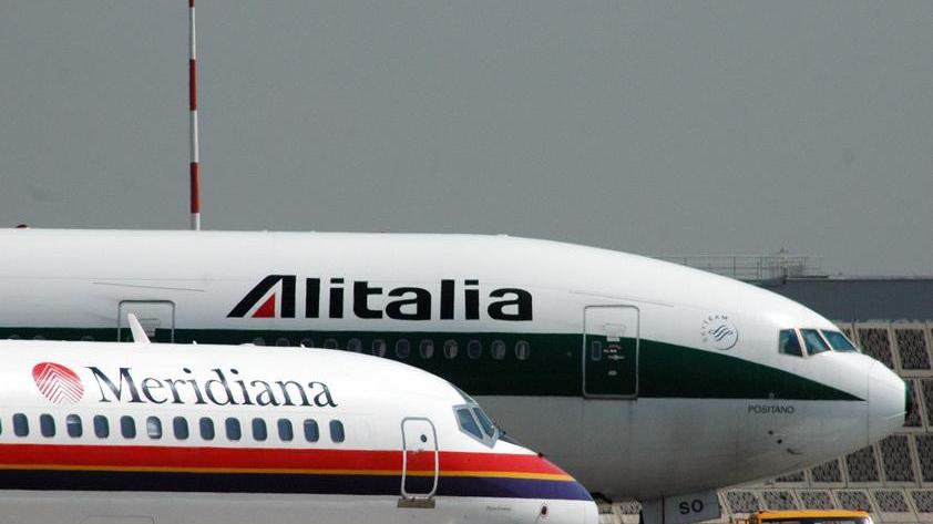 Aerei di Alitalia e Meridiana in pista