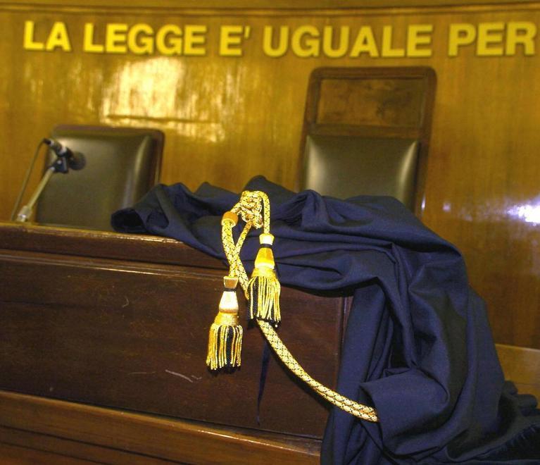 Dice addio all’amante, lei svela tutto alla moglie