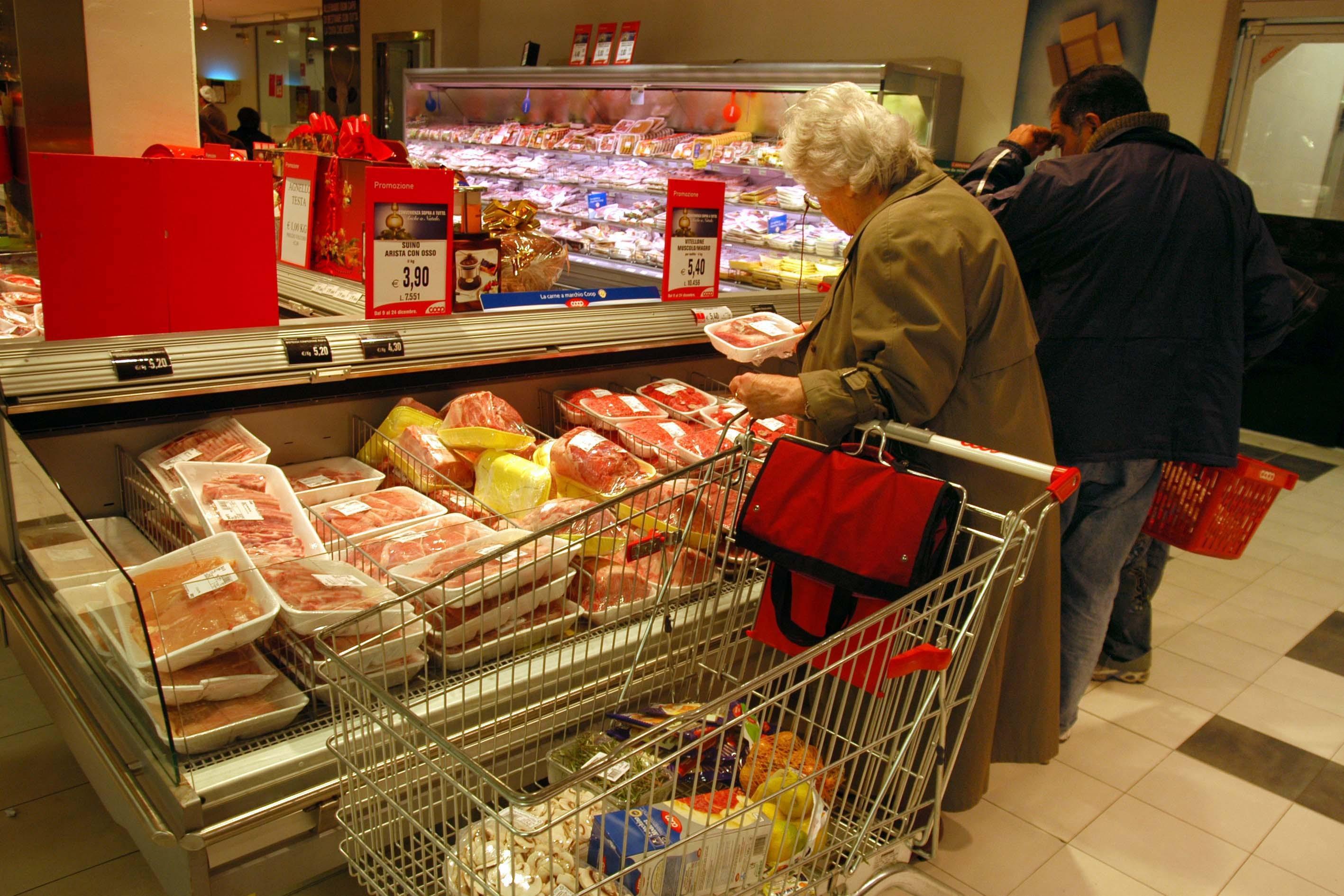 Carne in vendita in un supermercato