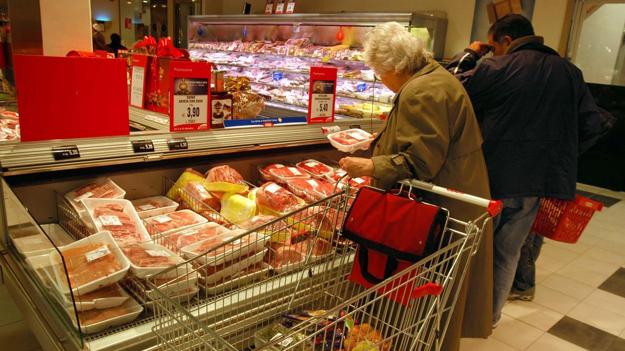 Carne in vendita in un supermercato